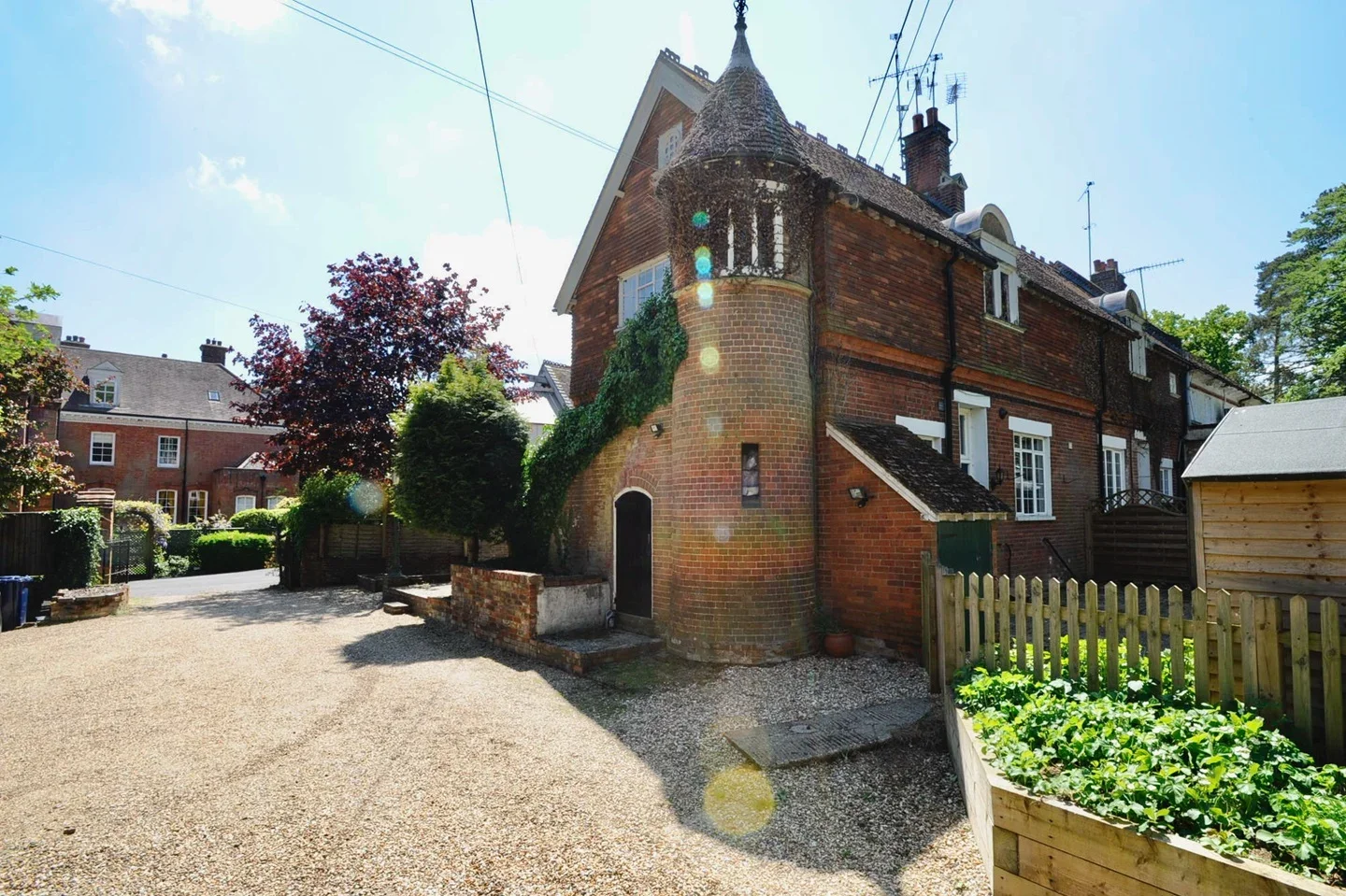 Flat Elmbridge Road in Waverley