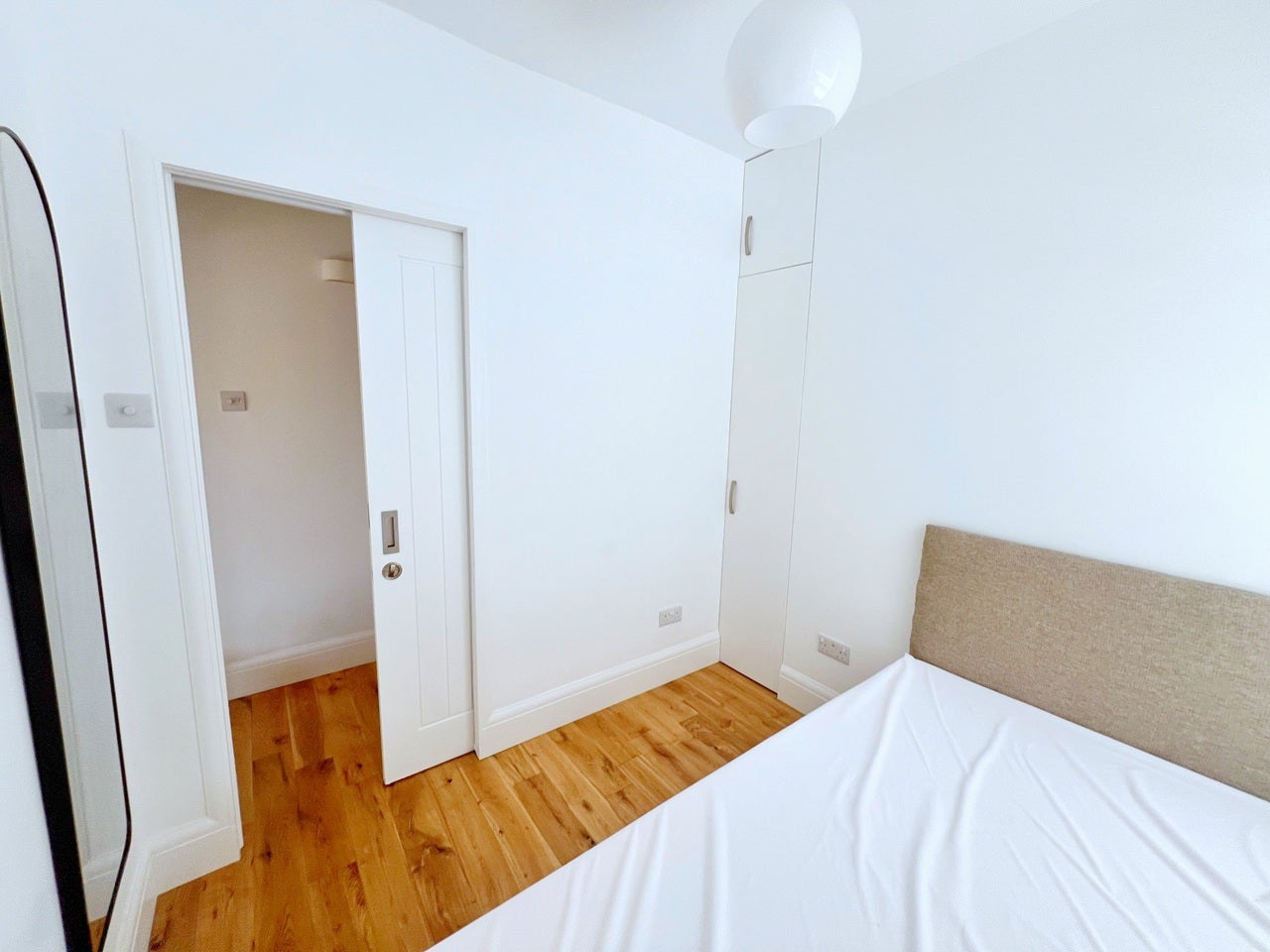 Flat Tierney Road in Greater London