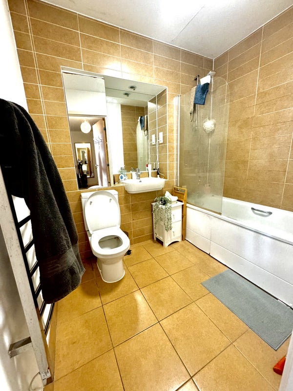 Room Bishops Way in Greater London