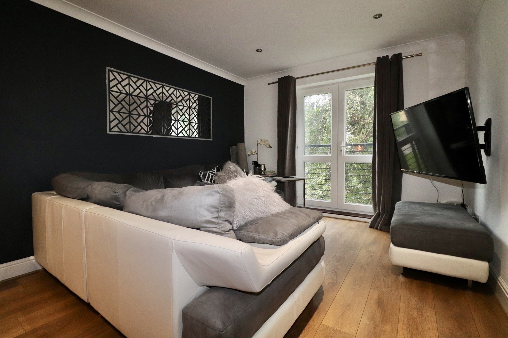 Flat Clarendon Way in Colchester