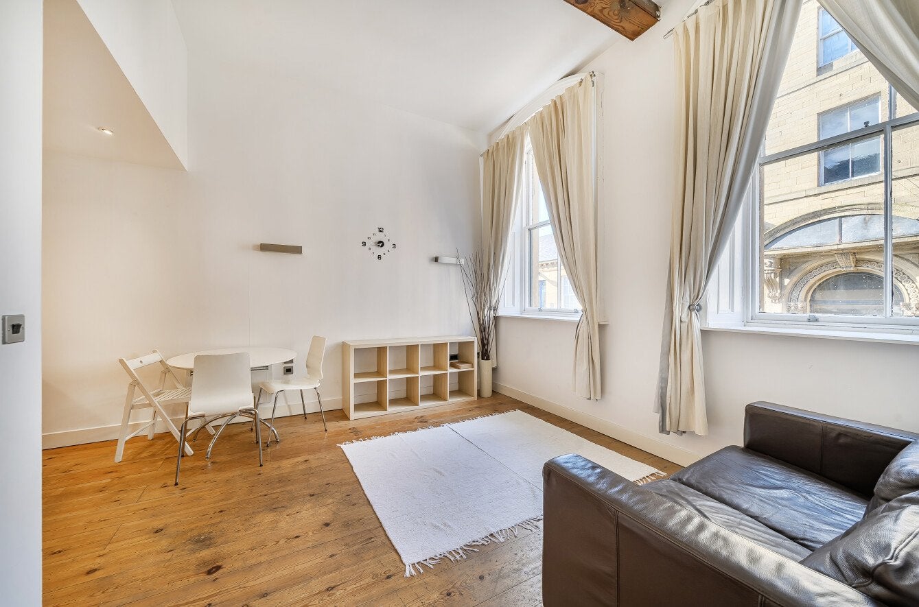 Flat Scoresby Street in Bradford