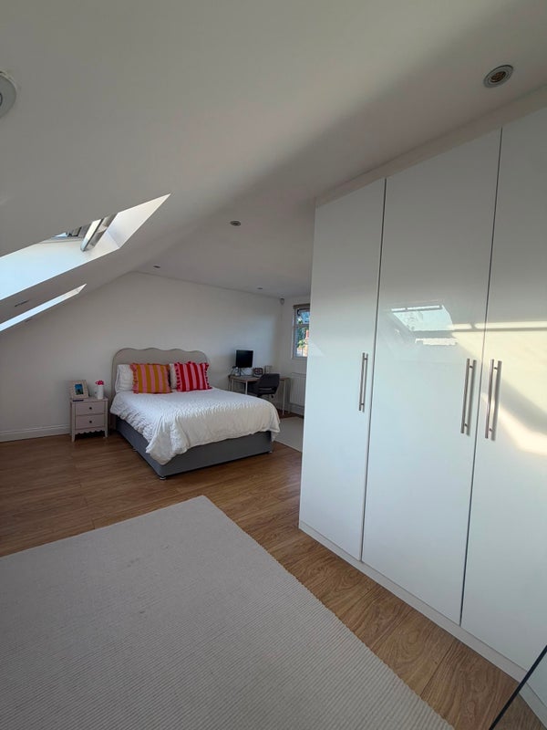 Room Huntspill Street in Greater London