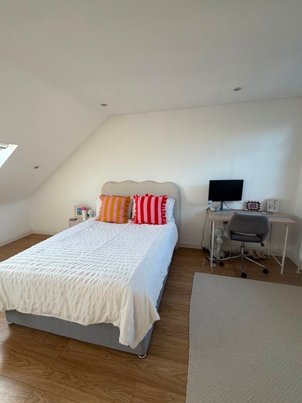 Room Huntspill Street in Greater London
