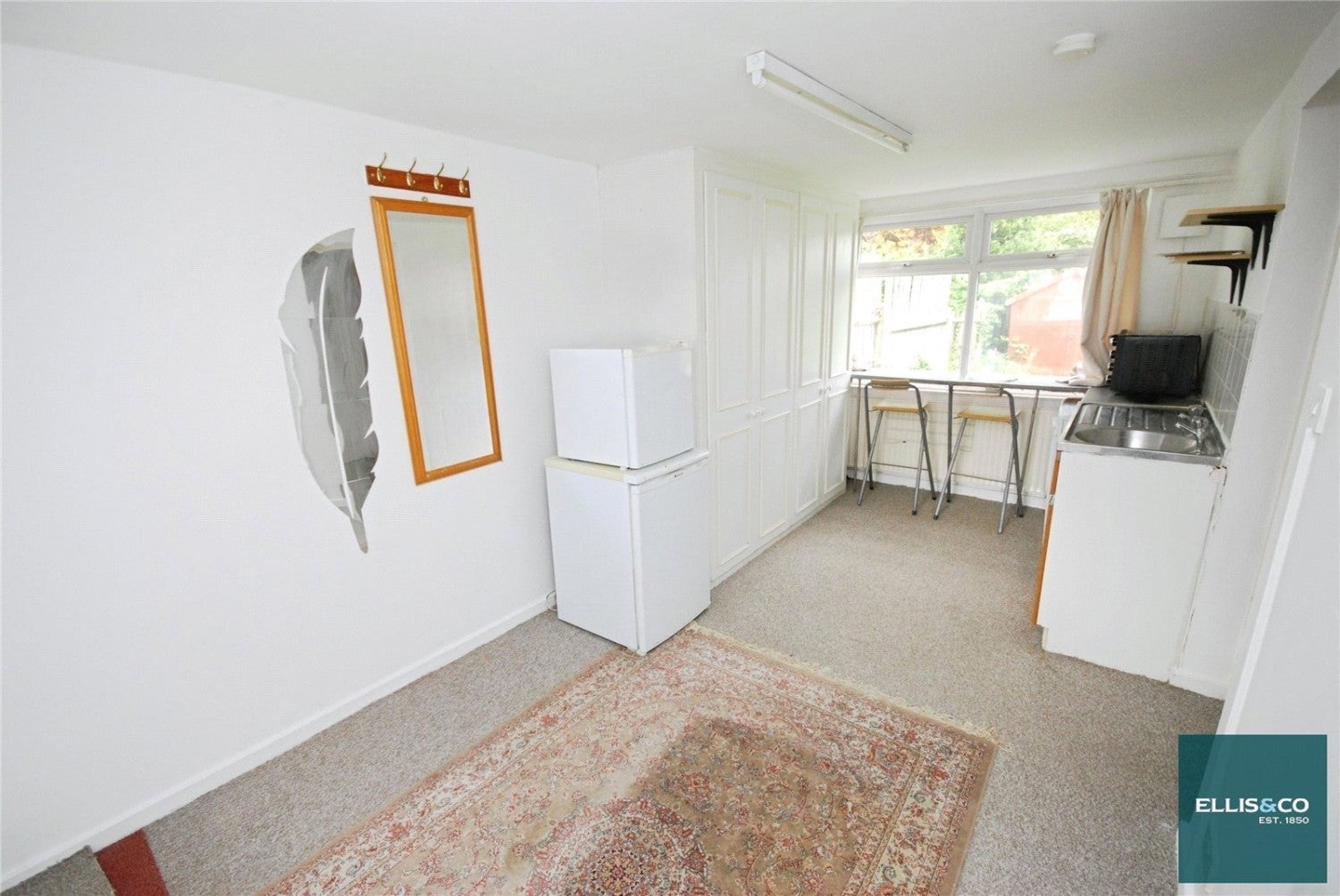 Flat Hendon Way in Greater London