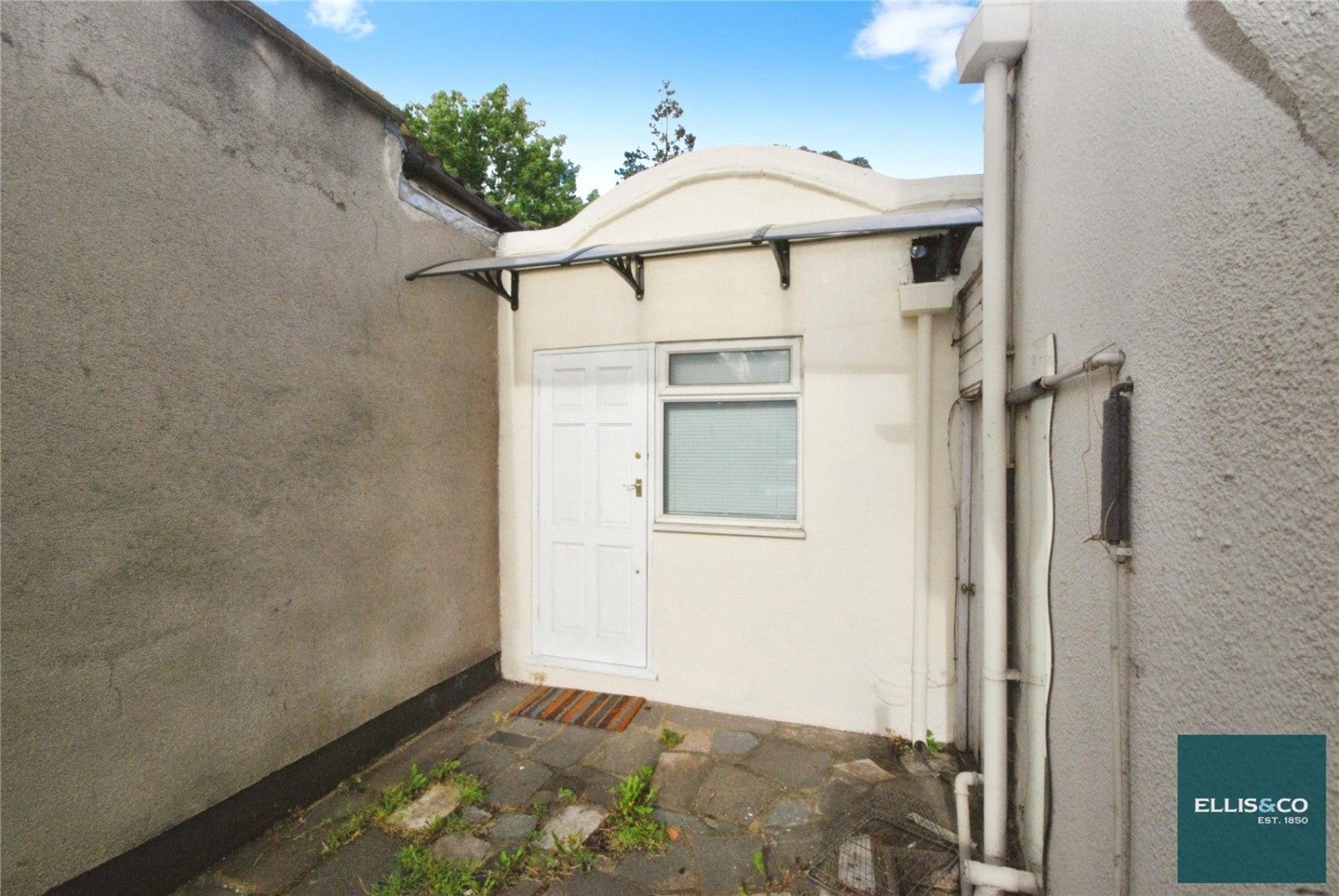 Flat Hendon Way in Greater London