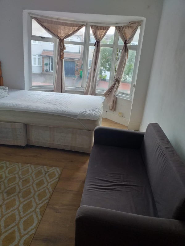 Room Ramillies Road in Greater London