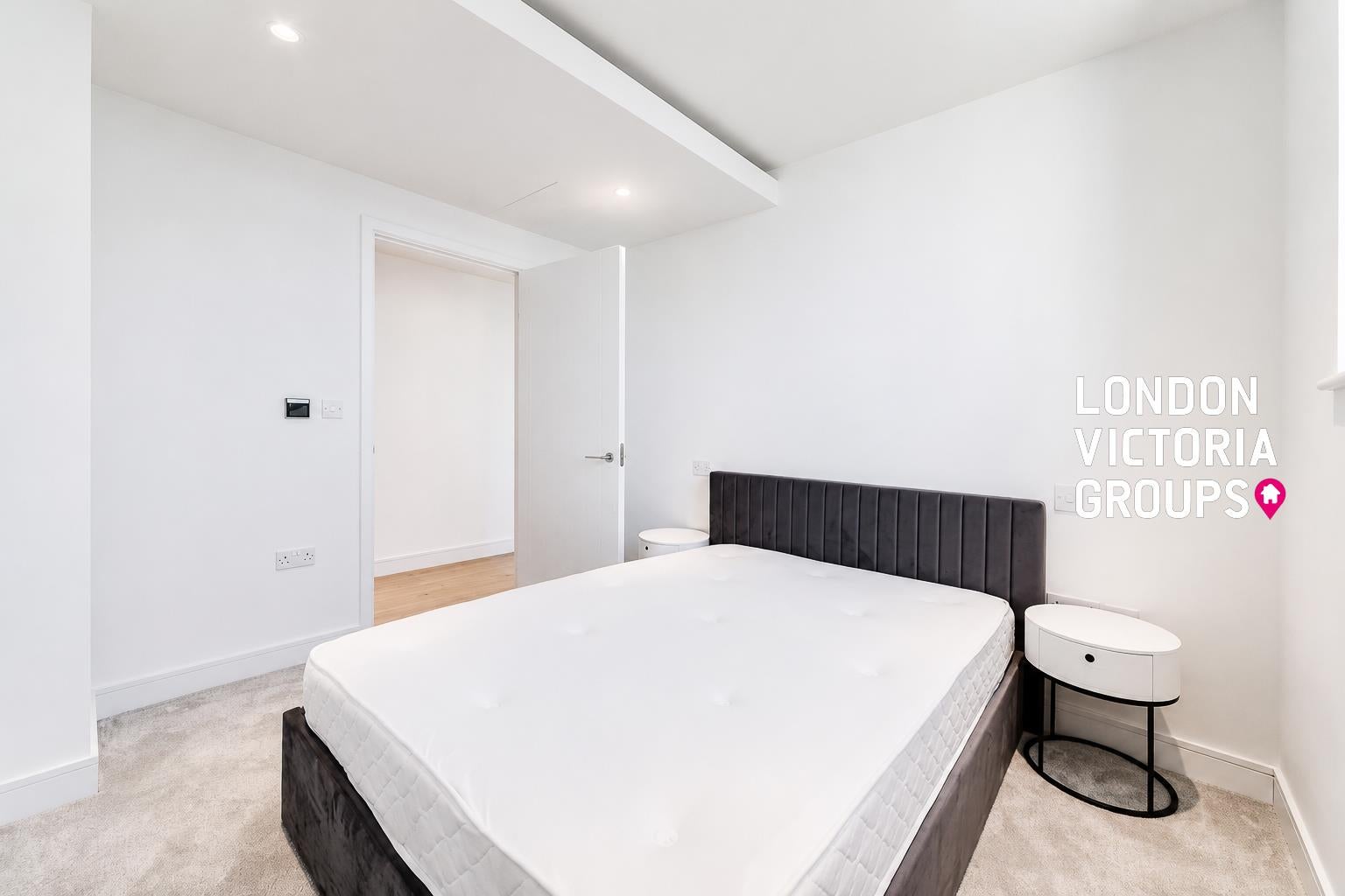 Flat South Quay Square in Greater London