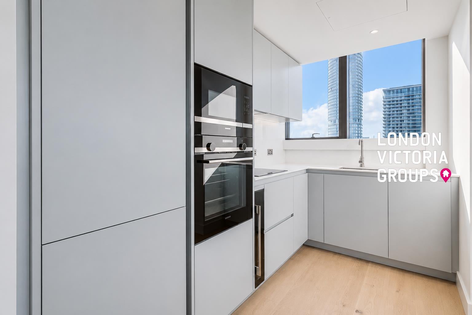 Flat South Quay Square in Greater London
