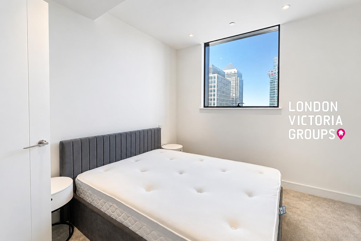 Flat South Quay Square in Greater London