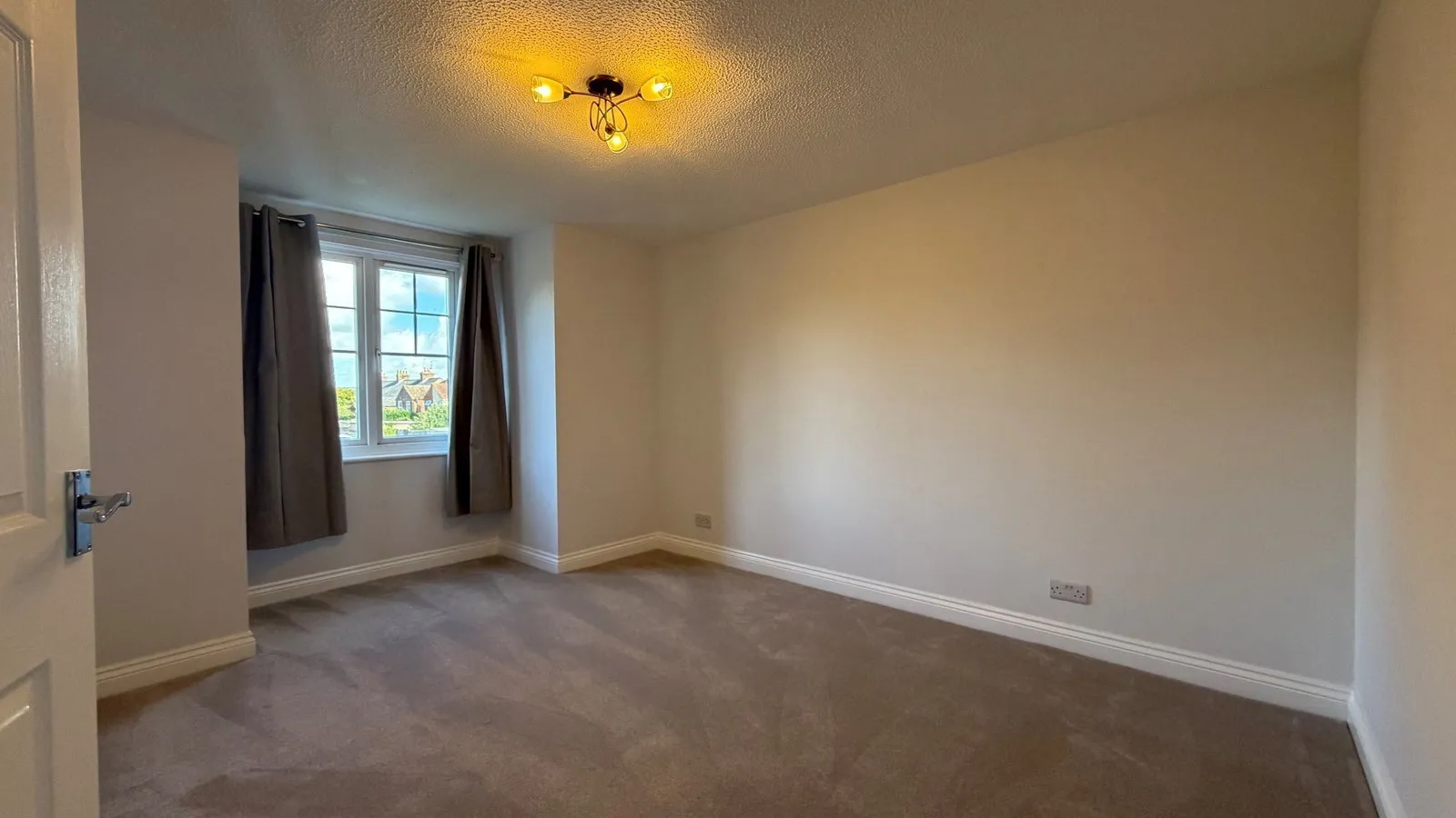 Flat Harbury Court in Newbury
