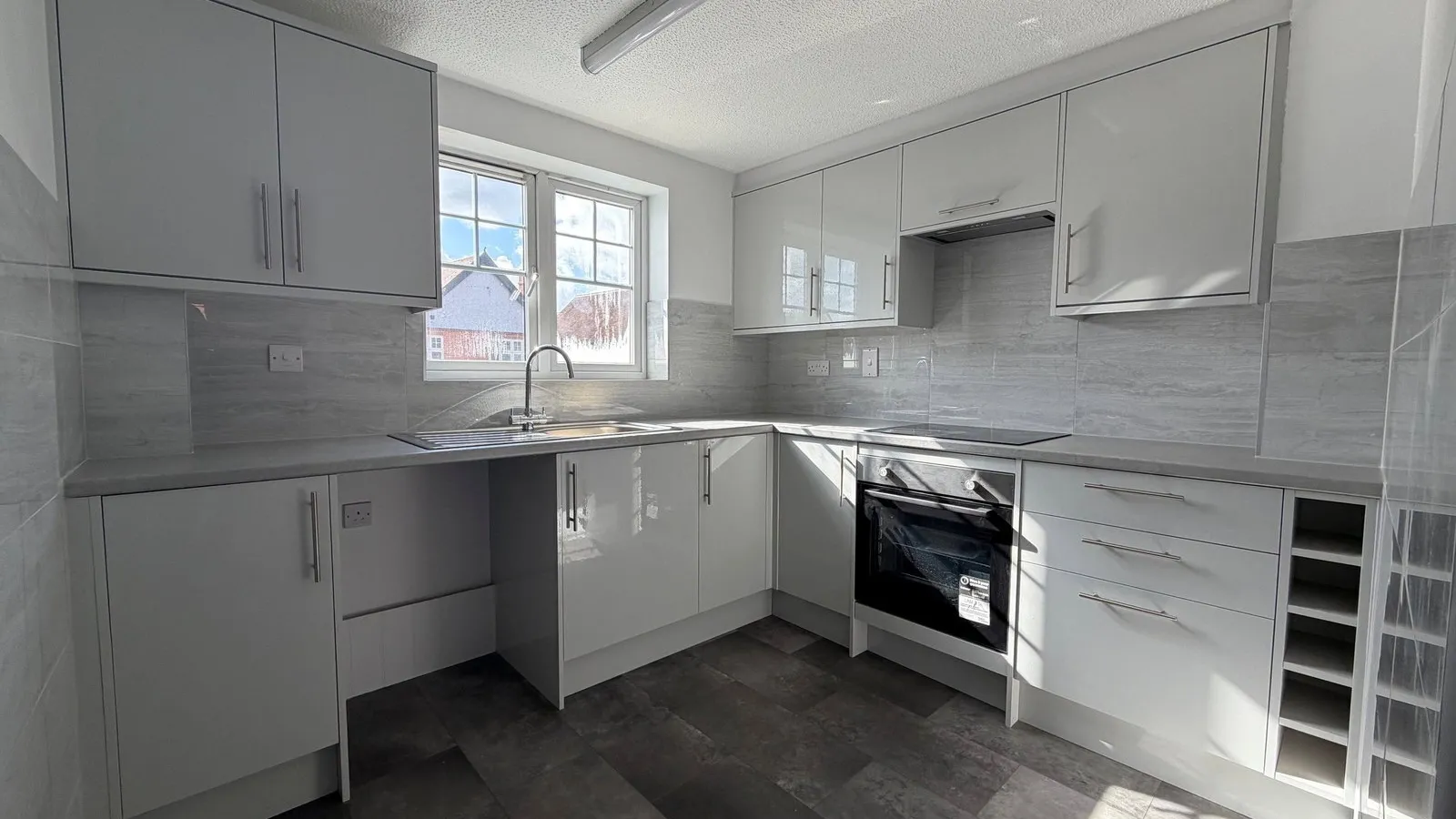 Flat Harbury Court in Newbury