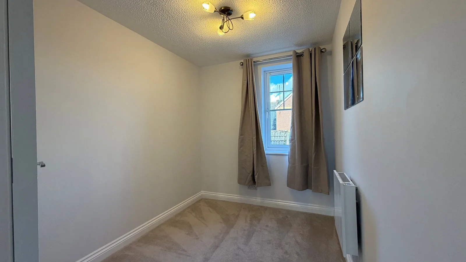 Flat Harbury Court in Newbury