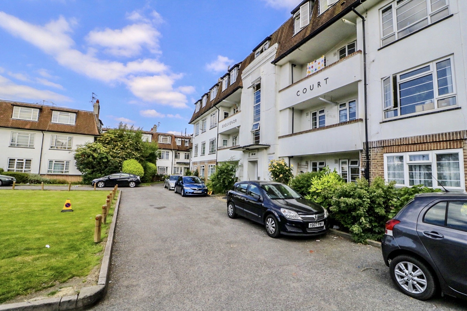 Flat Grosvenor Court in Greater London