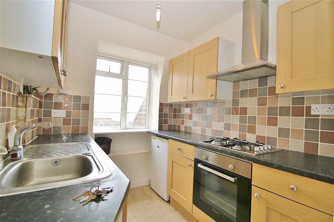Flat Grosvenor Court in Greater London