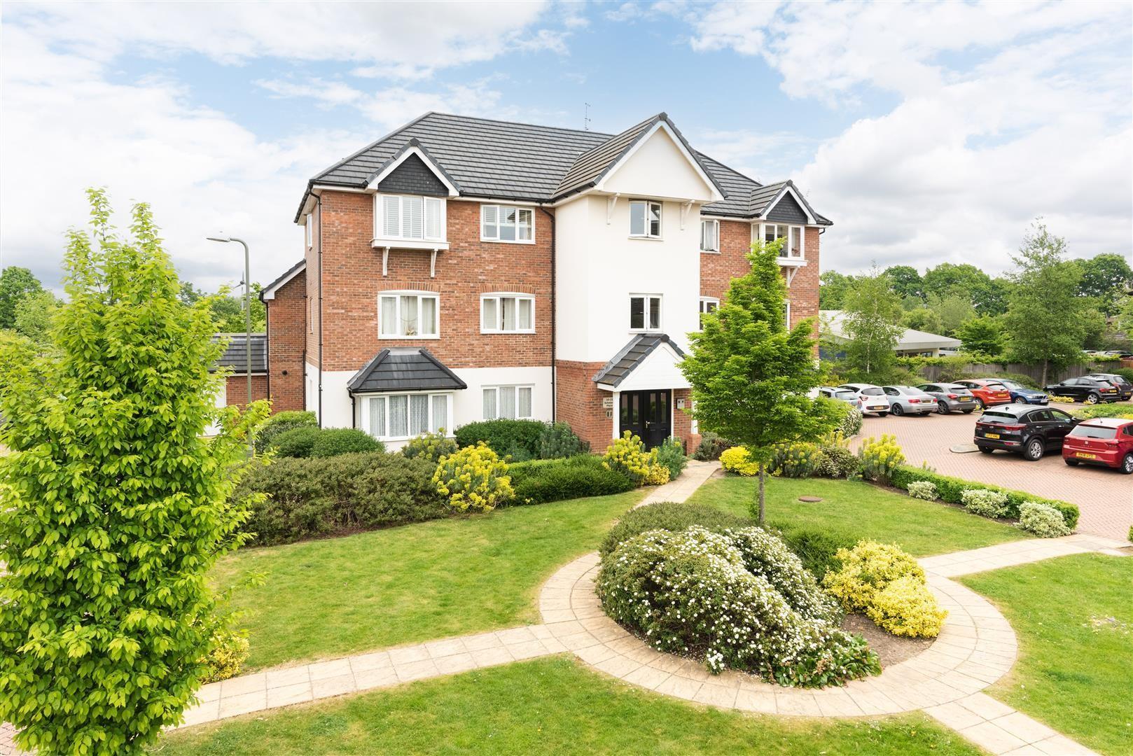 Flat Scholars Place in Walton-on-Thames