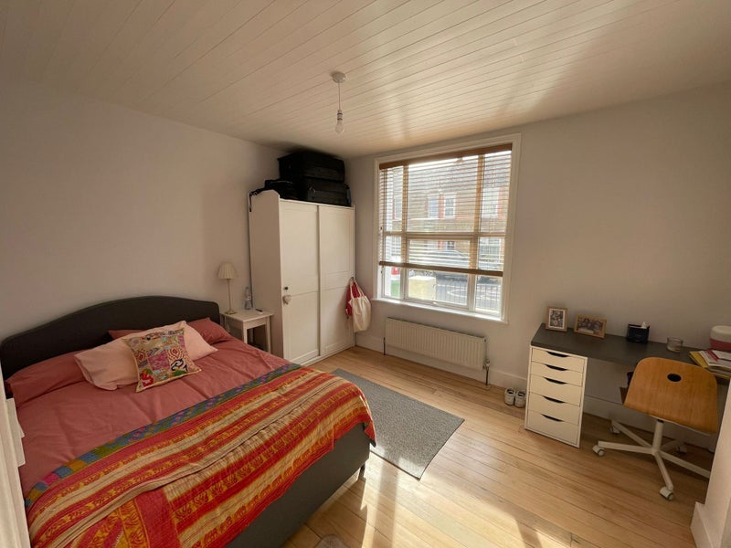 Room Cheltenham Road in Greater London
