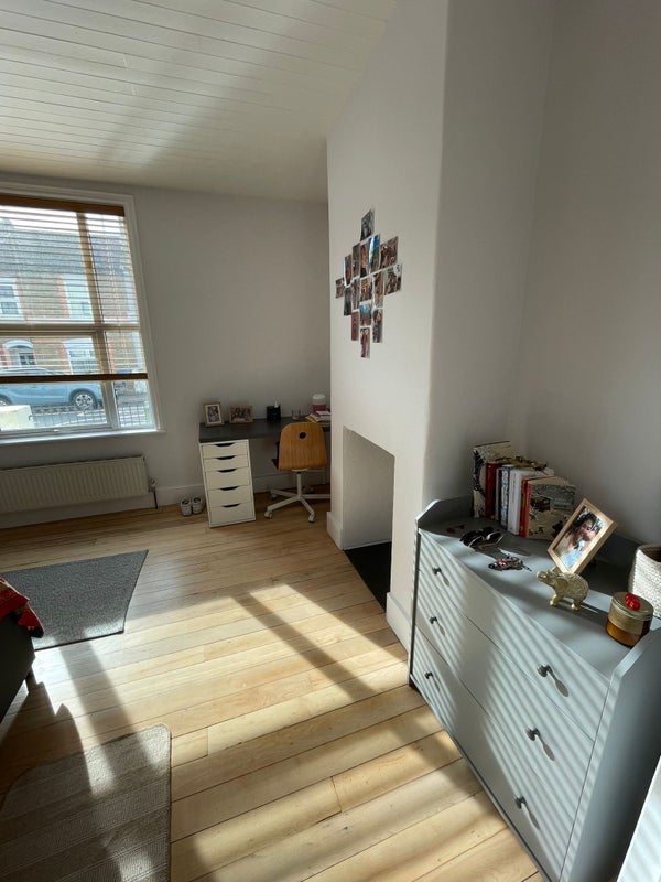 Room Cheltenham Road in Greater London