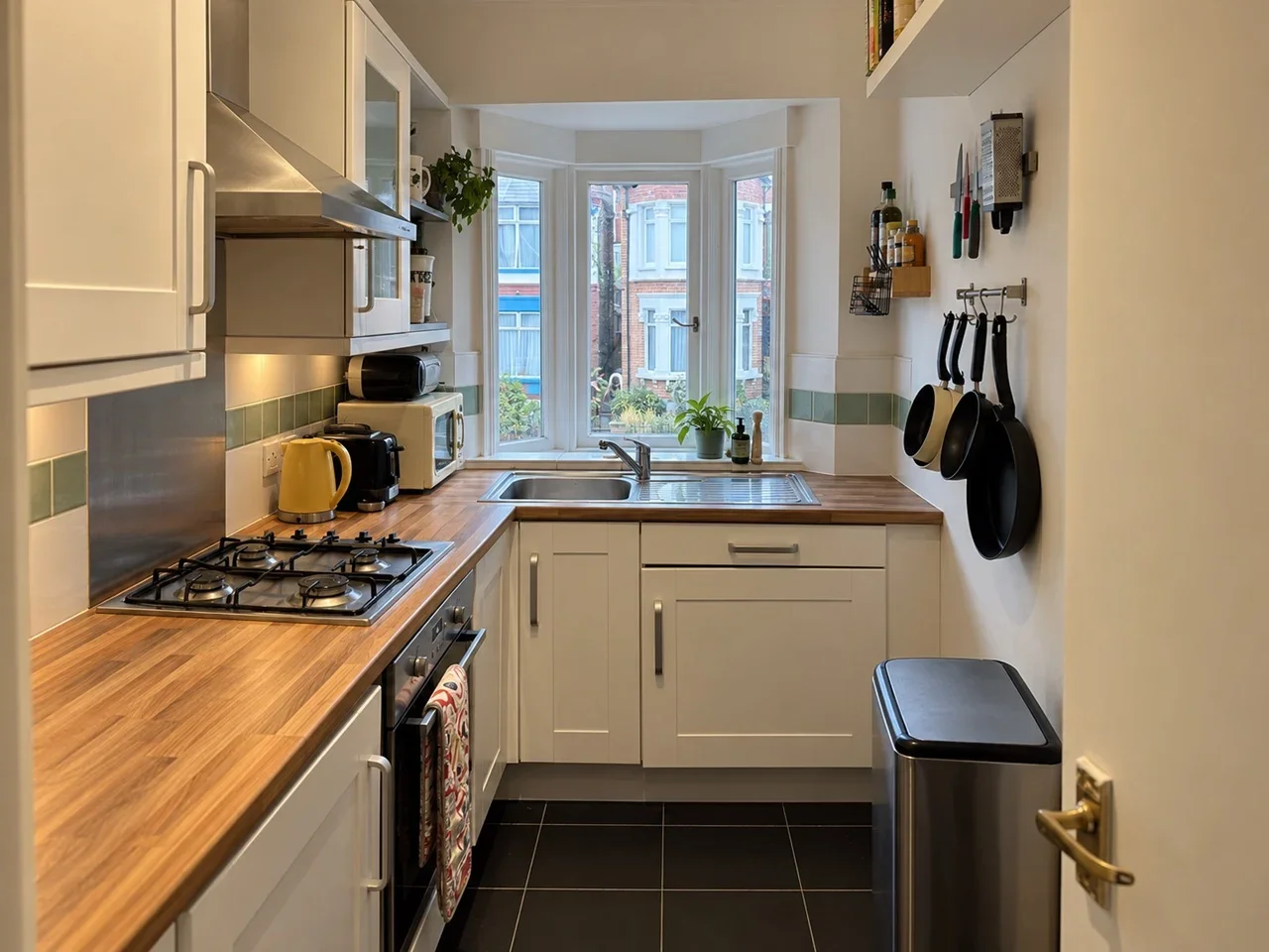 Flat Heybridge Avenue in Greater London
