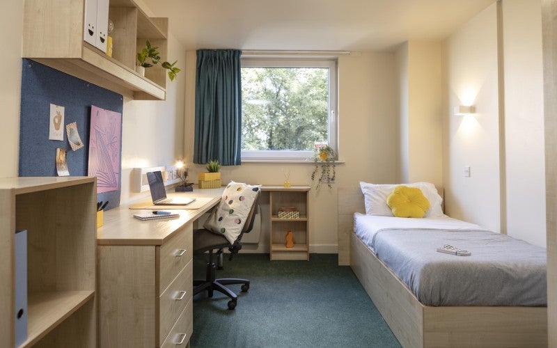 Room Burley Road in Leeds