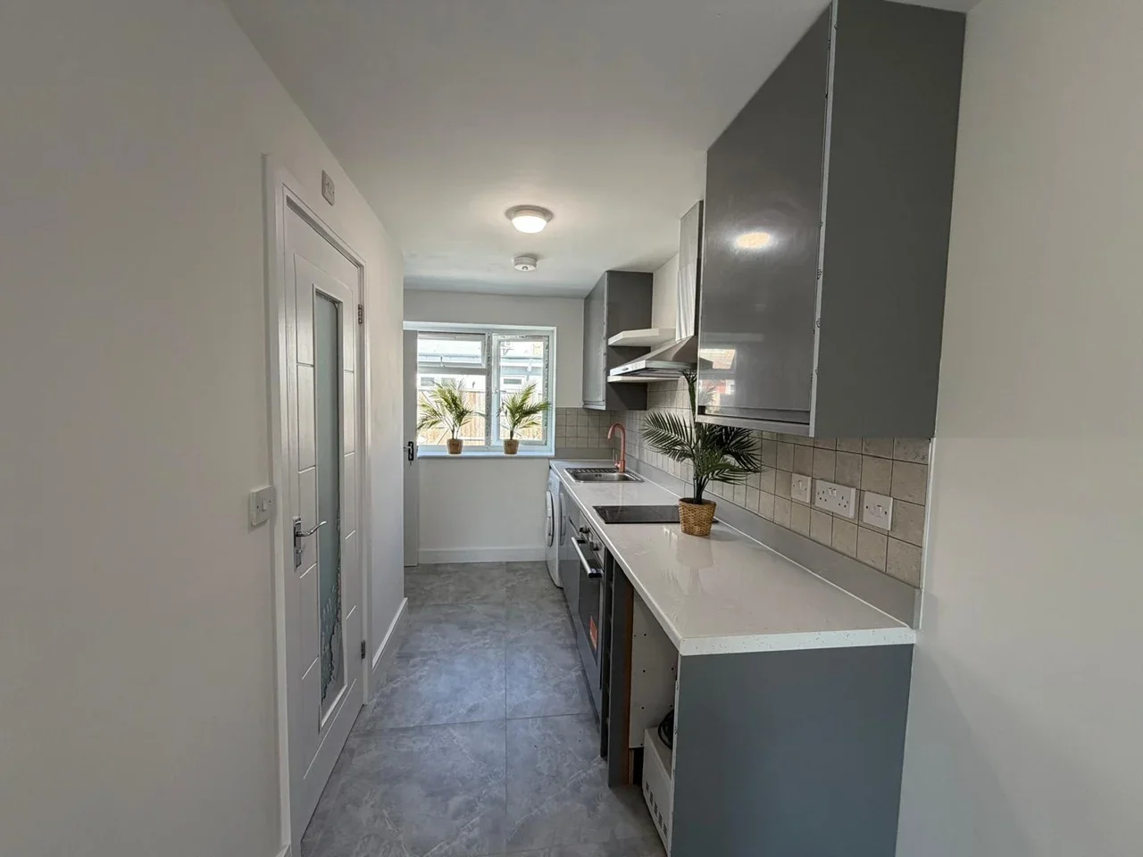 Flat Hinton Avenue in Greater London