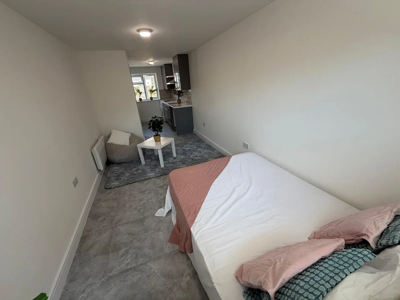 Flat Hinton Avenue in Greater London