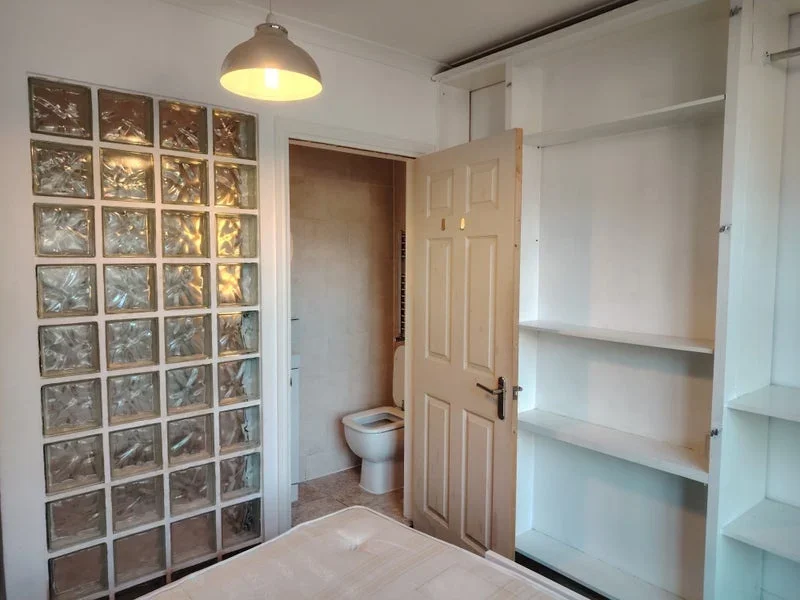 Room Booth Road in Greater London