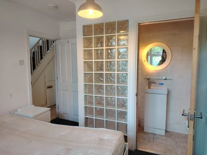 Room Booth Road in Greater London