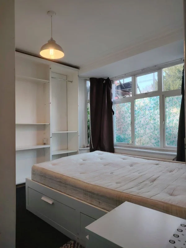 Room Booth Road in Greater London