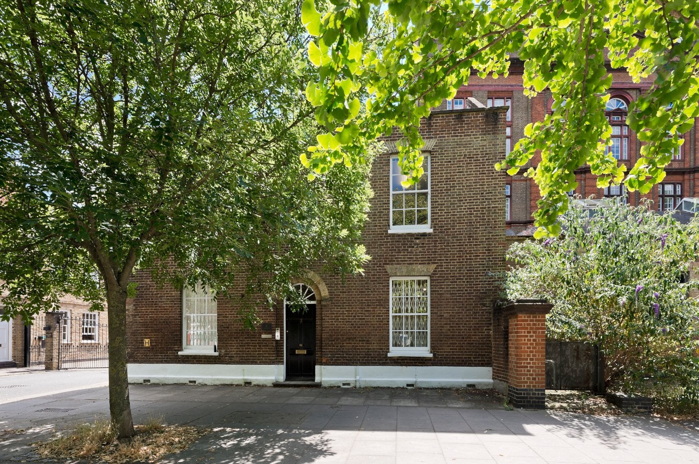 Flat Bollo Lane in Greater London