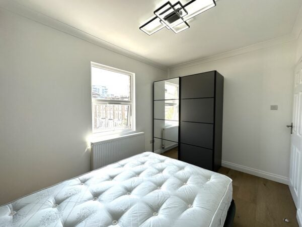 Flat Iffley Road in Greater London
