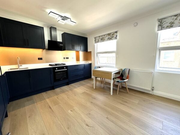Flat Iffley Road in Greater London