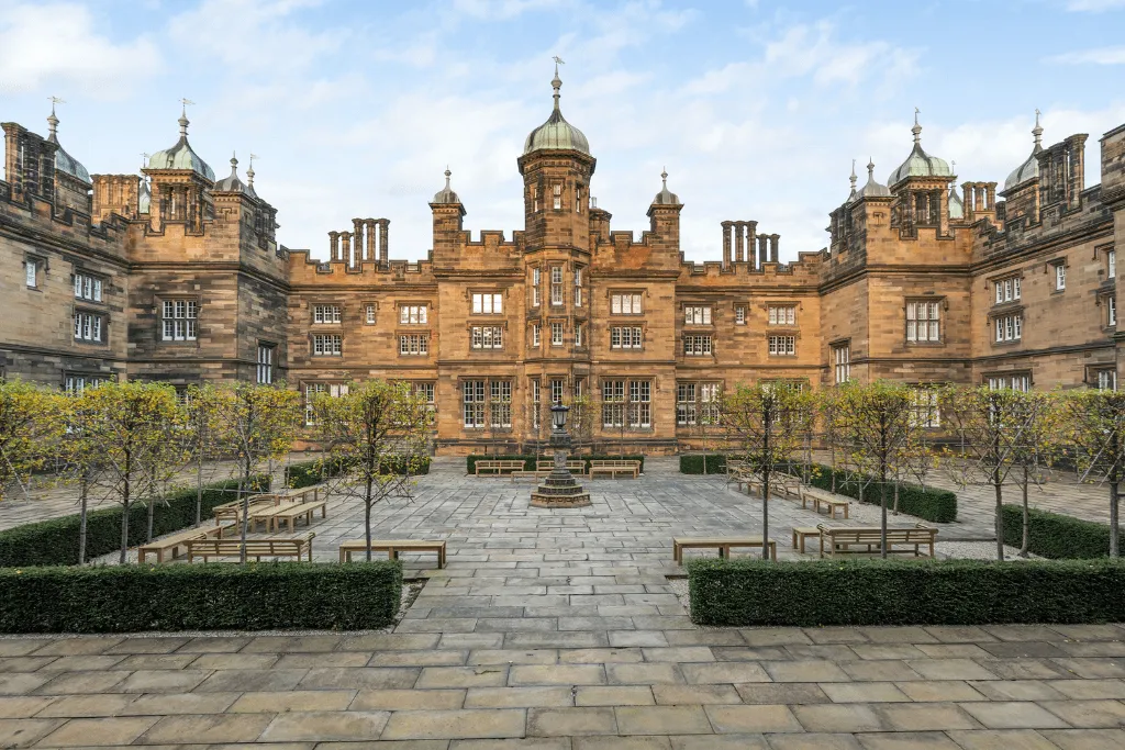 Flat Donaldson Drive in City of Edinburgh