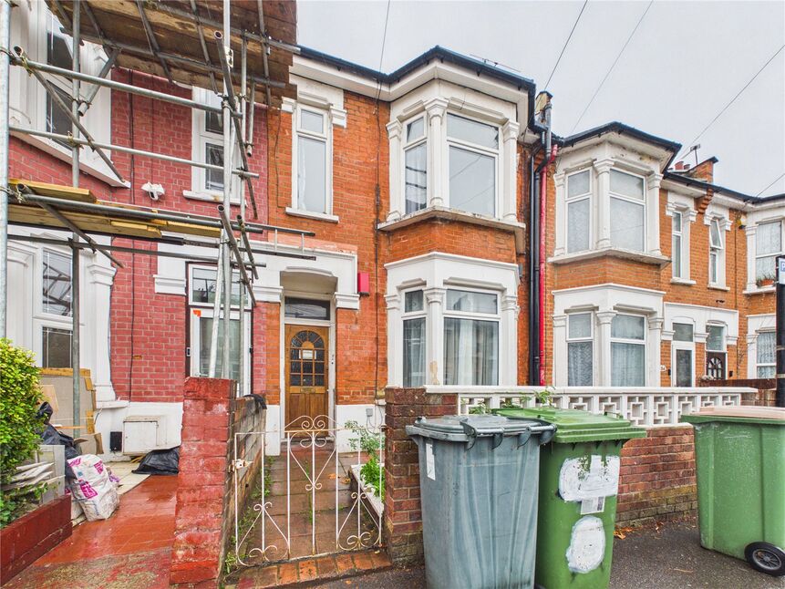 Flat Strone Road in Greater London