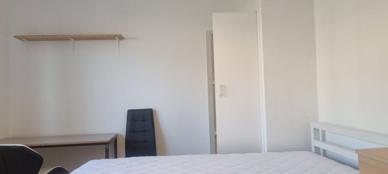 Room Hyde Road in Greater London