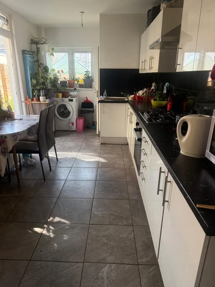 Room Halley Road in Greater London