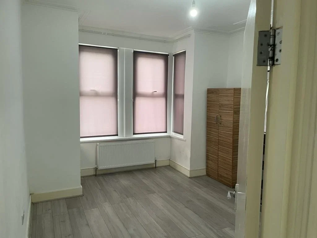 Room Halley Road in Greater London