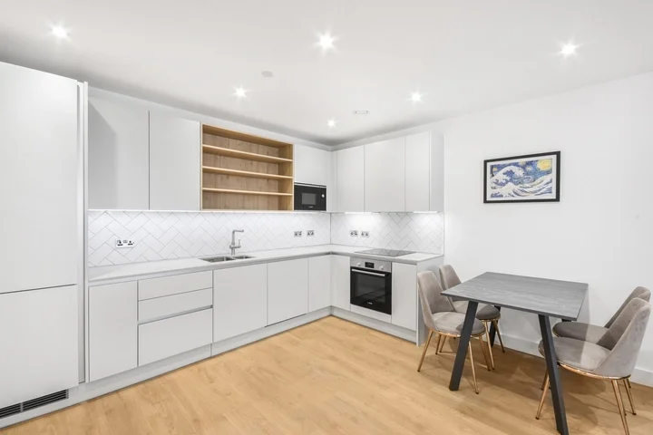 Flat New Village Avenue in Greater London