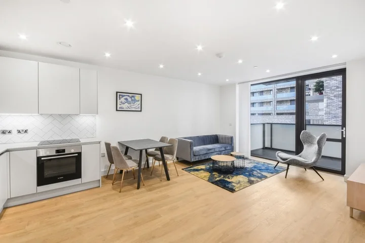 Flat New Village Avenue in Greater London