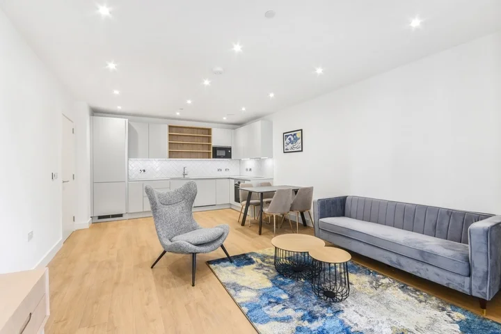 Flat New Village Avenue in Greater London