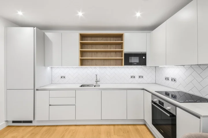 Flat New Village Avenue in Greater London