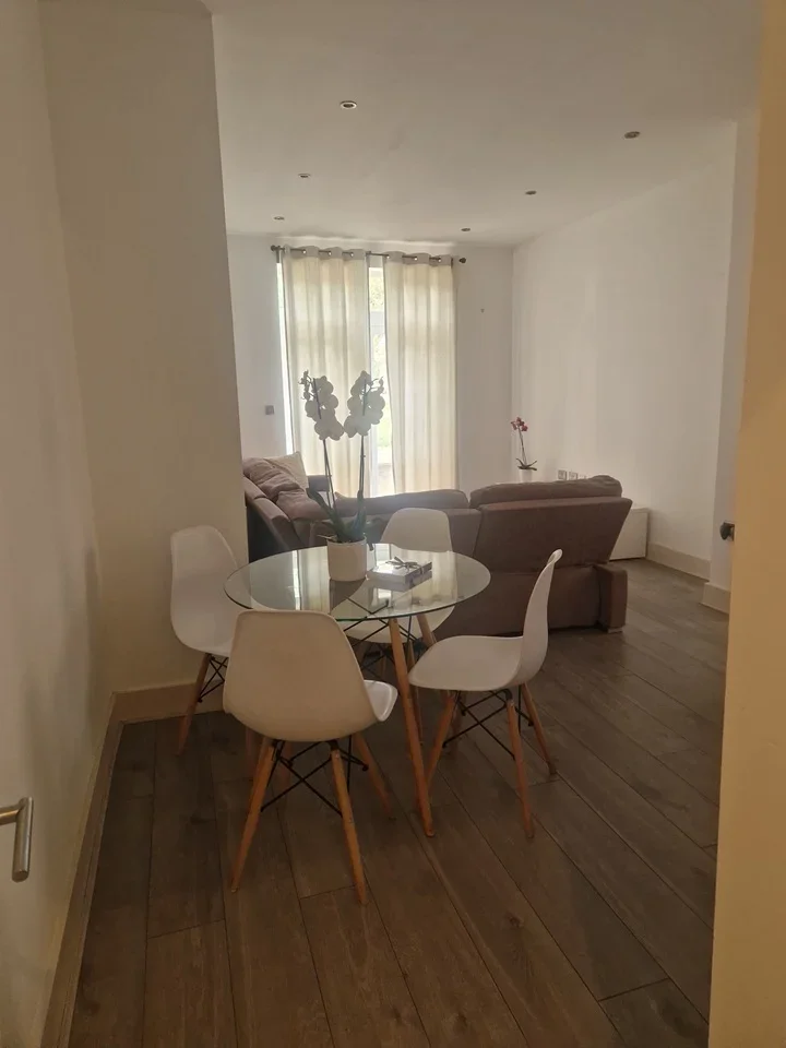 Flat Gleneldon Road in Greater London