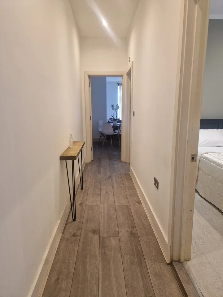 Flat Gleneldon Road in Greater London