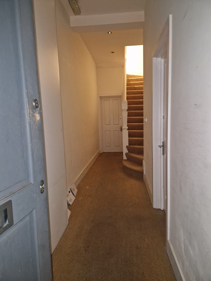 Flat Gleneldon Road in Greater London