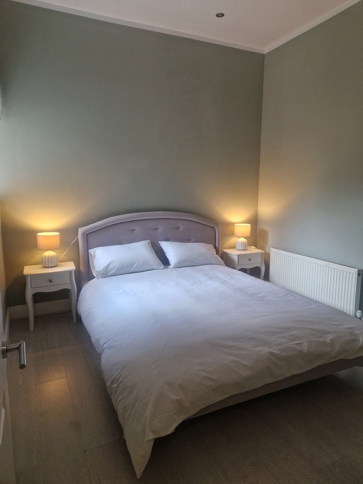 Flat Gleneldon Road in Greater London