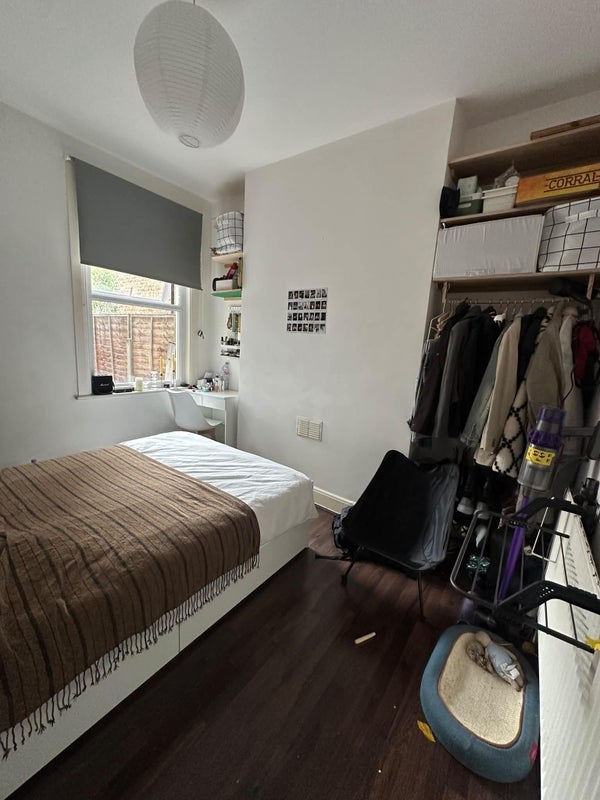 Room Ritches Road in Greater London