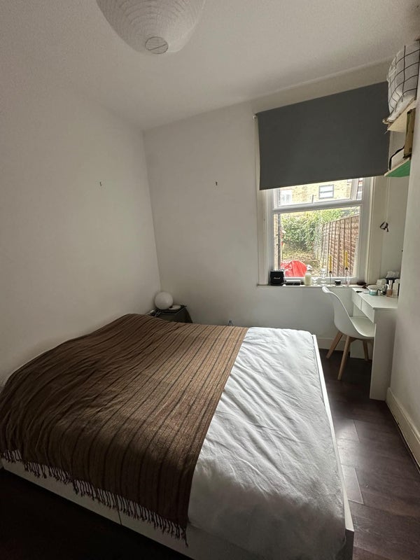 Room Ritches Road in Greater London