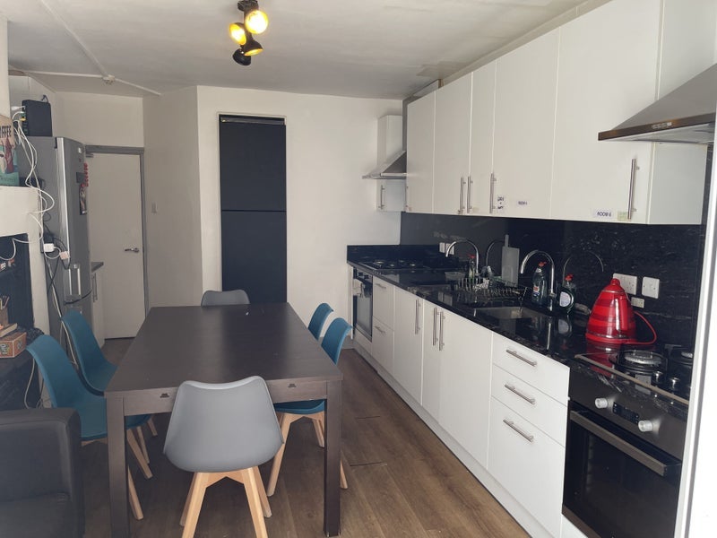 Room Killyon Road in Greater London
