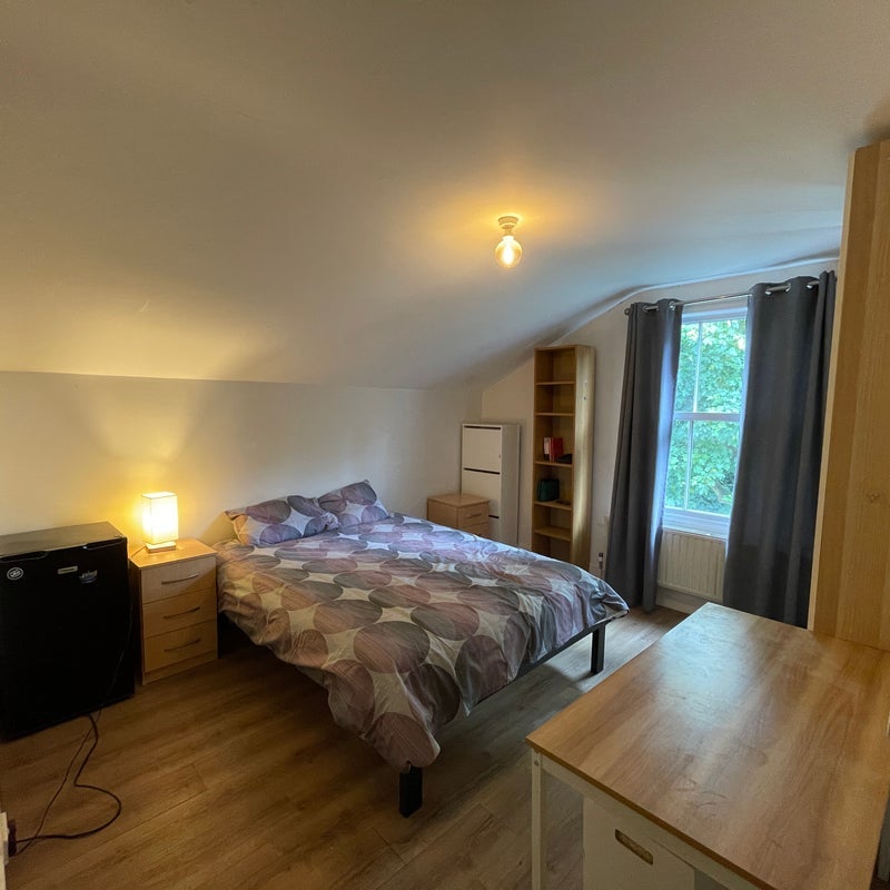 Room Killyon Road in Greater London