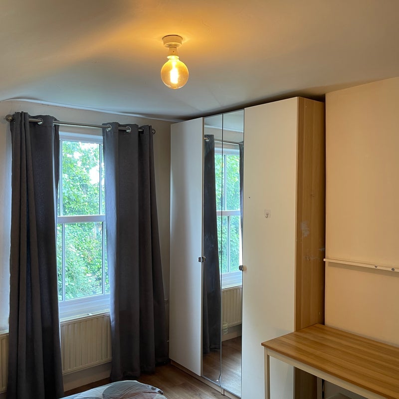 Room Killyon Road in Greater London