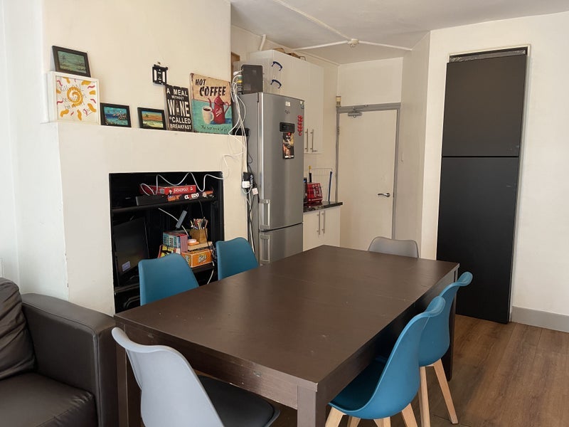 Room Killyon Road in Greater London